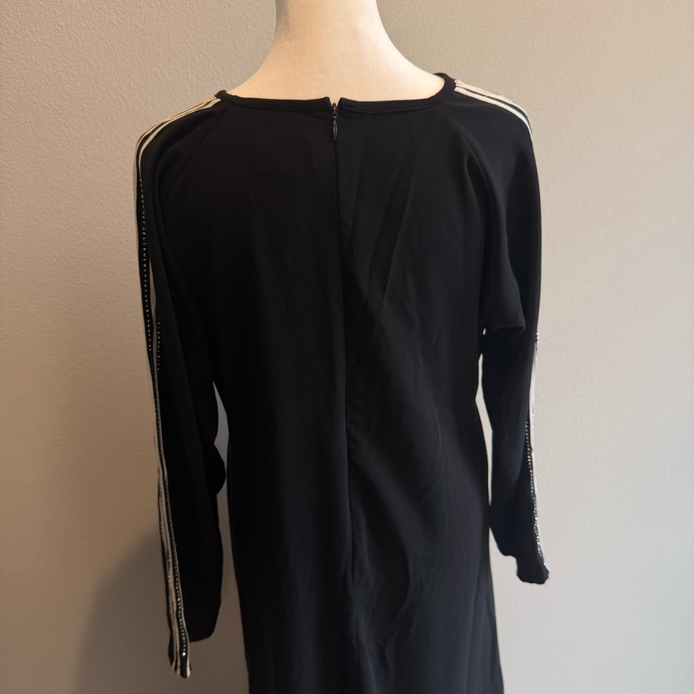 Black closed abaya with white embellishment detailing - Picture 5 of 6